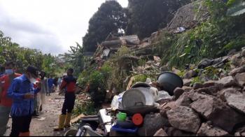 Hancur Lebur! Tanah Longsor Terjang Tiga Rumah Di Bandar Lampung